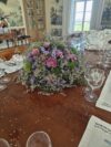 Décoration de table printanière avec fleurs fraîches